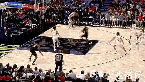 杰伦-约翰逊反抢快速分球助攻，奥孔古空切接球扣篮得手